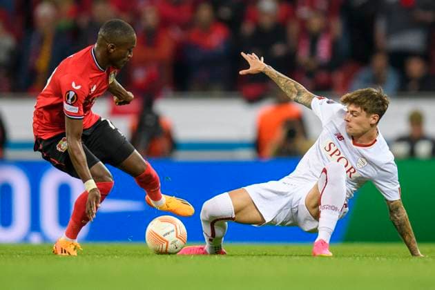 Soccer Europa League, 2022 2023 season, semifinals, Bayer 04 Leverkusen AS Rome on 18 05 2023 in Leverkusen North Rhine Westphalia Leverkusen s Moussa Diaby in a duel with Rome™s Lorenzo Pellegrini Copyright: xChristopherxNeundorfx xKirchnerxMediax