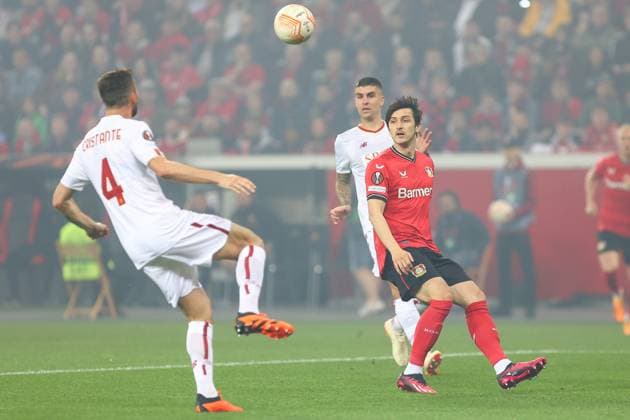 Sardar Azmoun Bayer 04 Leverkusen in duel, action, with Bryan Cristante AS Roma Bayer 04 Leverkusen vs AS Roma, football, European League, semifinal, return match, season 2022 2023, 18 05 2023 photo kolbert press Ant Palmer Leverkusen NRW Germany Copyright: xkolbert-press AntxPalmerx