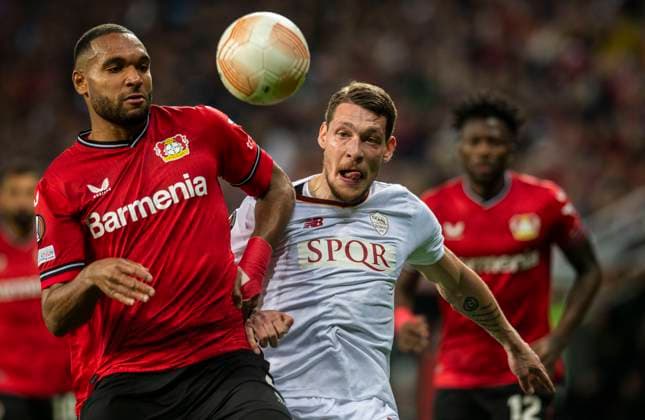 18 05 2023, GER, soccer, men, UEFA, soccer Europa League, semifinals, second leg, season 2022 2023, TSV Bayer 04 Leverkusen AS Rome Jonathan Tah TSV Bayer 04 Leverkusen, li vs Andrea Belotti AS Rome, re Leverkusen BayArena Nordrhein Westfalen Germany