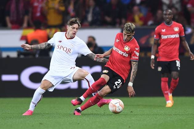 Soccer Europa League semifinal Bayer 04 Leverkusen AS Rome on 18 05 2023 in the BayArena in Leverkusen Nicola Zalewski Rome , left Exequiel Palacios Leverkusen , right xHDx