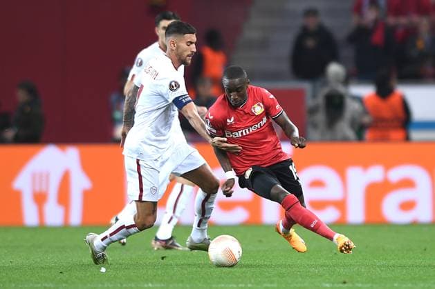 Soccer Europa League semifinal Bayer 04 Leverkusen AS Rome on 18 05 2023 in the BayArena in Leverkusen Lorenzo Pellegrini Rome , left Moussa Diaby Leverkusen , right xHDx