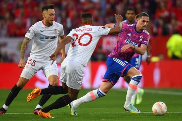 Photo Juan Jos& xe8; Ubeda LaPresse May 18, 2023 - Sevilla, Spain - Soccer - Siviglia Vs FC Juventus - UEFA Europa League 2022 2023 semi final second leg - Stadio Ram& xf3;n S& xe1;nchez Pizju& xe1;n. In the photo: Lucas Ocampos and Fernando Reges (Siviglia) and Adrien Rabiot (Juventus)  Copyright: xJuanxJos& xe8;xUbeda LaPresse Jux