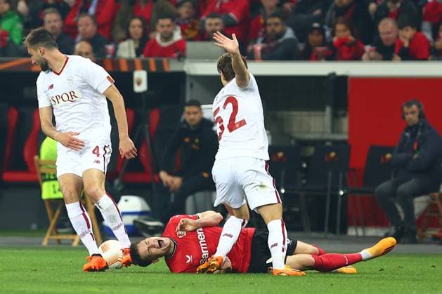 Florian Wirtz Bayer 04 Leverkusen fouled by Bryan Cristante AS Roma Bayer 04 Leverkusen vs AS Roma, soccer, european league, semifinal, second leg, 2022 2023 season, 18 05 2023 photo kolbert press Ant Palmer Leverkusen NRW Germany Copyright: xkolbert-press AntxPalmerx