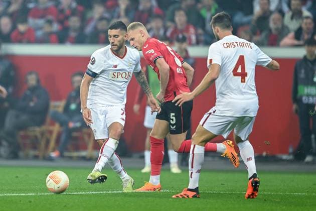 GER, Europa League, Semifinal, Bayer 04 Leverkusen AS Rome 18 05 2023, BayArena , Leverkusen , GER, Europa League, Semifinal, Bayer 04 Leverkusen AS Rome in picture picture shows Lorenzo Pellegrini AS Rome 7 and Mitchel Bakker Bayer Leverkusen 5 r fight for the ball nordphotoxGmbHx xTeresaxKroeger nordphoto00008