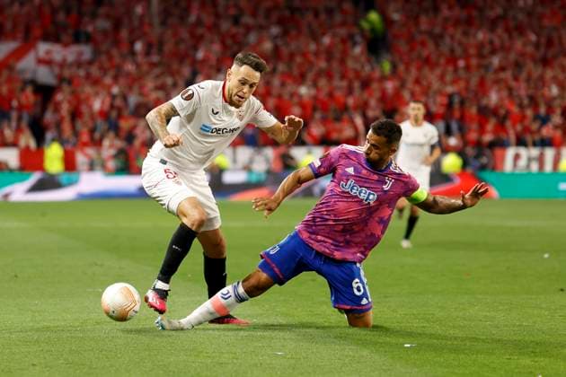 May 18, 2023, Seville, Spain: LUCAS OCAMPOS of Sevilla (L) vies for the ball with DANILO of Juventus (R) during the Europa League Semi-finals (2nd leg) soccer match between Sevilla FC and Juventus at the Ramon Sanchez Pizjuan Stadium Seville Spain - ZUMAa142 20230518_zap_a142_018 Copyright: xDanielxGonzalezxAcunax