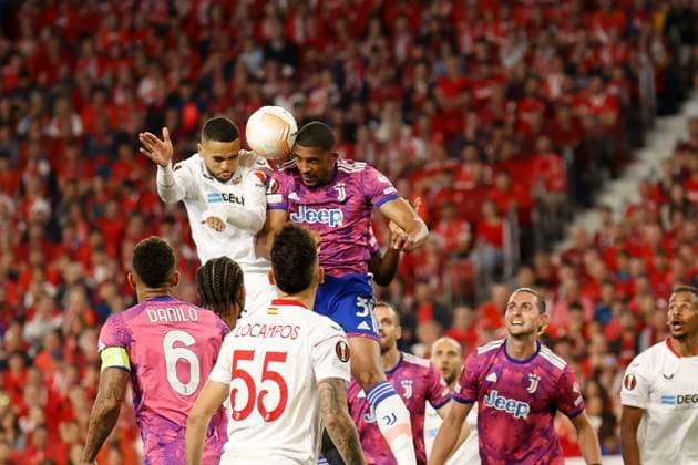 May 18, 2023, Seville, Spain: YOUSSEF EN-NESYRI of Sevilla (L) vies for the ball with BREMER of Juventus (R) during the Europa League Semi-finals (2nd leg) soccer match between Sevilla FC and Juventus at the Ramon Sanchez Pizjuan Stadium Seville Spain - ZUMAa142 20230518_zap_a142_020 Copyright: xDanielxGonzalezxAcunax