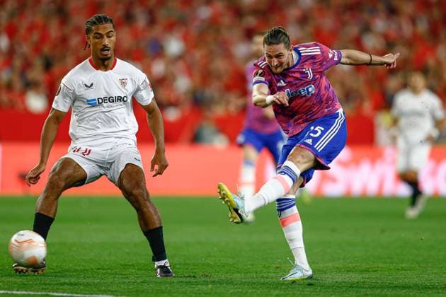 Mandatory Credit: Photo by Pressinphoto Shutterstock (13919470z) Adrien Rabiot of Juventus and Loic Bade of Sevilla FC Sevilla FC V Juventus, UEFA Europa League, Semi-Finals, 2nd leg. Football, Ramon Sanchez Pizjuan Stadium, Sevilla, Spain - 18 May 2023 Editorial use only Sevilla FC V Juventus, UEFA Europa League, Semi-Finals, 2nd leg. Football, Ramon Sanchez Pizjuan Stadium, Sevilla, Spain - 18 May 2023 Editorial use only Copyright: xPressinphoto Shutterstockx 13919470z
