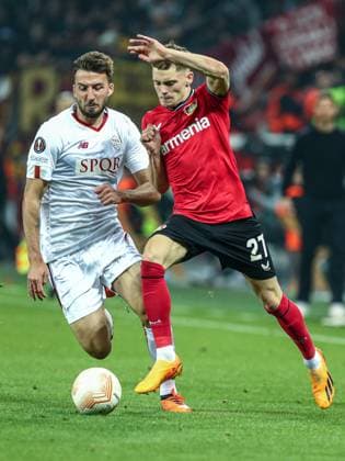 Florian Richard Wirtz Bayer 04 Leverkusen, 27 in a duel against Bryan Cristante AS Rome, 04 , GER, Bayer 04 Leverkusen vs AS Rome, UEFA Europa League 2022 23, semifinal second leg, 18 05 2023, GER, Bayer 04 Leverkusen vs AS Rome, UEFA Europa League 2022 23, semifinal second leg, 18 05 2023, Photo Eibner Press Photo Gabriel Boia Leverkusen. Copyright: xGabrielxBoiax EP_EER