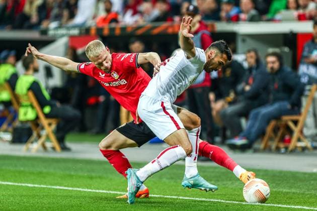 Zeki Celik AS Rome, 19 in a duel against Mitchel Bakker Bayer 04 Leverkusen, 05 , GER, Bayer 04 Leverkusen vs AS Rome, UEFA Europa League 2022 23, semifinal second leg, 18 05 2023, GER, Bayer 04 Leverkusen vs AS Rome, UEFA Europa League 2022 23, semifinal second leg, 18 05 2023, Photo Eibner Press Photo Gabriel Boia Leverkusen. Copyright: xGabrielxBoiax EP_EER