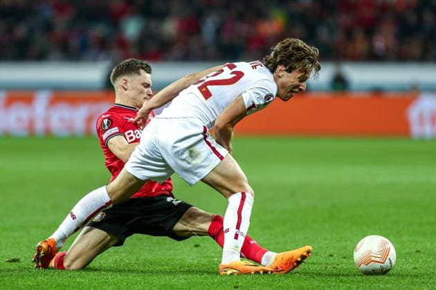 Florian Richard Wirtz Bayer 04 Leverkusen, 27 in a duel against Edoardo Bove AS Rome, 52 , GER, Bayer 04 Leverkusen vs AS Rome, UEFA Europa League 2022 23, semifinal second leg, 18 05 2023, GER, Bayer 04 Leverkusen vs AS Rome, UEFA Europa League 2022 23, semifinal second leg, 18 05 2023, Photo Eibner Press Photo Gabriel Boia Leverkusen. Copyright: xGabrielxBoiax EP_EER