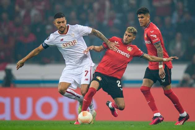 Soccer Europa League, 2022 2023 season, semifinals, Bayer 04 Leverkusen AS Rome on 18 05 2023 in Leverkusen North Rhine Westphalia Rome™s Lorenzo Pellegrini in a duel with Leverkusen s Exequiel Palacios Copyright: xChristopherxNeundorfx xKirchnerxMediax