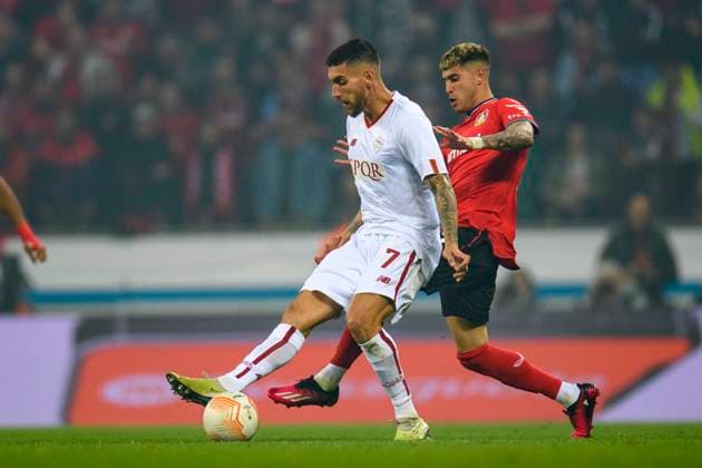 Soccer Europa League, 2022 2023 season, semifinals, Bayer 04 Leverkusen AS Rome on 18 05 2023 in Leverkusen North Rhine Westphalia Rome™s Lorenzo Pellegrini in a duel with Leverkusen s Exequiel Palacios Copyright: xChristopherxNeundorfx xKirchnerxMediax