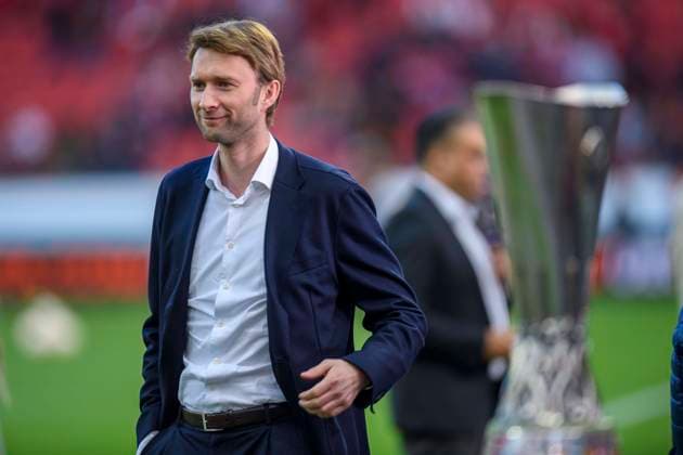 Soccer Europa League, 2022 2023 season, semifinals, Bayer 04 Leverkusen AS Rome on 18 05 2023 in Leverkusen North Rhine Westphalia Leverkusen s sports director Simon Rolfes passes the UEFA Cup, Copyright: xChristopherxNeundorfx xKirchnerxMediax