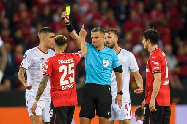 Soccer Europa League, 2022 2023 season, semi-final, Bayer 04 Leverkusen AS Rome on 18 05 2023 in Leverkusen North Rhine Westphalia referee Slavko Vincic Slovenia shows Leverkusen s Exequiel Palacios the yellow card, Copyright: xChristopherxNeundorfx xKirchnerxMediax