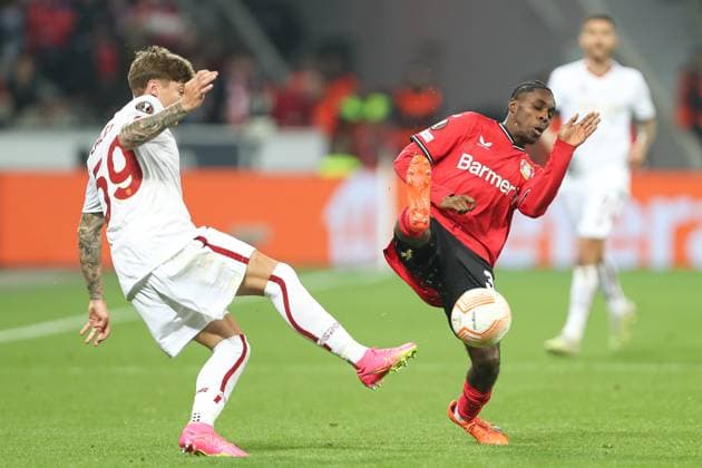 Germany, Leverkusen, 18 05 2023, BayArena, Bayer 04 Leverkusen AS Rom Uefa Europa Leaque, Nicola Zalewski AS Rom and Jeremie Frimpong Bayer 04 Leverkusen battle for the ball Leverkusen BayArena North Rhine Westfalia Germany  eu-images-678