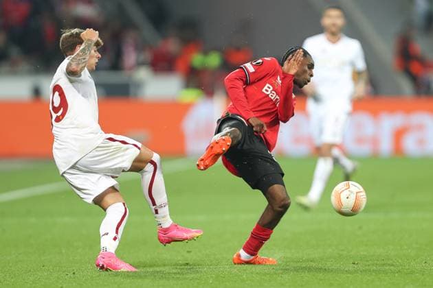 Germany, Leverkusen, 18 05 2023, BayArena, Bayer 04 Leverkusen AS Rom Uefa Europa Leaque, Nicola Zalewski AS Rom and Jeremie Frimpong Bayer 04 Leverkusen battle for the ball Leverkusen BayArena North Rhine Westfalia Germany  eu-images-678