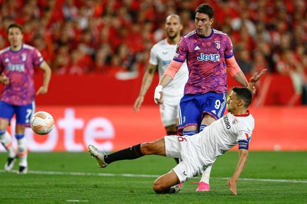 Mandatory Credit: Photo by Pressinphoto Shutterstock (13919470ag) Dusan Vlahovic of Juventus scores the 0-1 Sevilla FC V Juventus, UEFA Europa League, Semi-Finals, 2nd leg. Football, Ramon Sanchez Pizjuan Stadium, Sevilla, Spain - 18 May 2023 Editorial use only Sevilla FC V Juventus, UEFA Europa League, Semi-Finals, 2nd leg. Football, Ramon Sanchez Pizjuan Stadium, Sevilla, Spain - 18 May 2023 Editorial use only  Copyright: xPressinphoto Shutterstockx 13919470ag