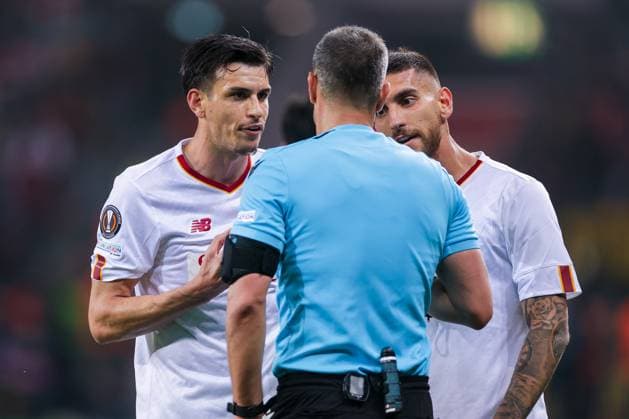 18 05 2023, Football, 2022 2023 season, UEFA Europa League, Semifinals, UEL, Bayer 04 Leverkusen AS Rome, v l Roger Ibanez AS Rome , Referee Slavko Vincic SVN , Lorenzo Pellegrini AS Rome , Leverkusen BayArena NRW Germany xRHR PHOTO DEx Copyright: RHR-FOTO DennisxEwertx RHR-FOTO DE