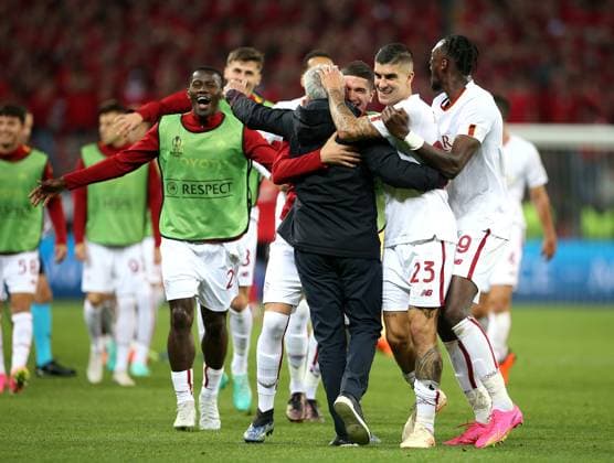 18 05 2023, Football UEFA Europa League 2022 2023, Semifinal, Bayer 04 Leverkusen AS Roma, at BayArena Leverkusen Final cheer AS Roma DFL and DFB regulations prohibit any use of photographs as image sequences and or quasi video