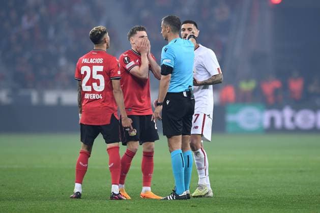 Soccer Europa League semi-final Bayer 04 Leverkusen AS Rome on 18 05 2023 in the BayArena in Leverkusen V l n r Exequiel Palacios Leverkusen , Florian Wirtz Leverkusen , FIFA referee Slavko Vincic, Lorenzo Pellegrini Rome xHDx