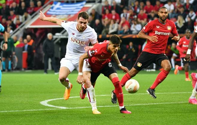 Football, Europa League, Germany, Men, Season 2022 2023, Semifinal Second Leg, BayArena Leverkusen, Bayer Leverkusen AS Roma Andrea Belotti ASR , Piero Hincapie LEV Action UEFA REGULATES PROHIBIT ANY USE OF PHOTOGRAPHS AS IMAGE SEQUENCES AND OR QUASI VIDEO