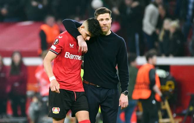 Football, Europa League, Germany, men, season 2022 2023, semifinal second leg, BayArena Leverkusen, Bayer Leverkusen AS Roma 0 0 head coach Xabi Alonso LEV and Piero Hincapie LEV disappointed after end of match disappointment, frustration, action UEFA REGULATIONS PROHIBIT ANY USE OF PHOTOGRAPHS AS IMAGE SEQUENCES AND OR QUASI VIDEO