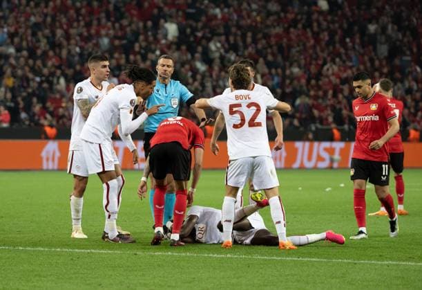 18 05 2023, xsltx, football UEFA Europa League, Bayer 04 Leverkusen AS Rom emspor, v l Constant discussions in the closing stages of the match DFL DFB REGULATES PROHIBIT ANY USE OF PHOTOGRAPHS as IMAGE SEQUENCES and or QUASI VIDEO Leverkusen