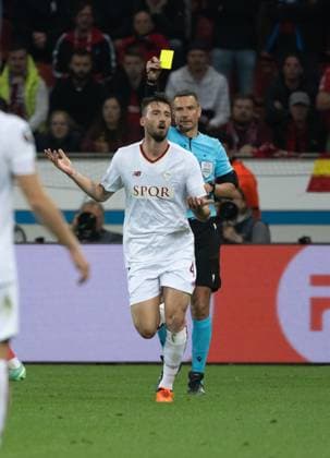18 05 2023, xsltx, football UEFA Europa League, Bayer 04 Leverkusen AS Rom emspor, v l Bryan Cristante AS Rom , Slavko VinÄiÄ‡ referee shows Cristante the yellow card DFL DFB REGULATES PROHIBIT ANY USE OF PHOTOGRAPHS as IMAGE SEQUENCES and or QUASI VIDEO Leverkusen