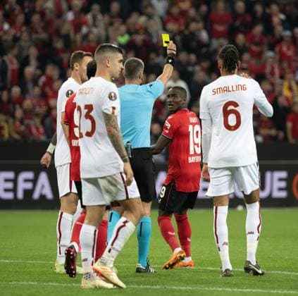 18 05 2023, xsltx, football UEFA Europa League, Bayer 04 Leverkusen AS Roma emspor, v l Slavko VinÄiÄ‡ referee shows yellow card to Moussa Diaby Bayer 04 Leverkusen DFL DFB REGULATES PROHIBIT ANY USE OF PHOTOGRAPHS as IMAGE SEQUENCES and or QUASI VIDEO Leverkusen