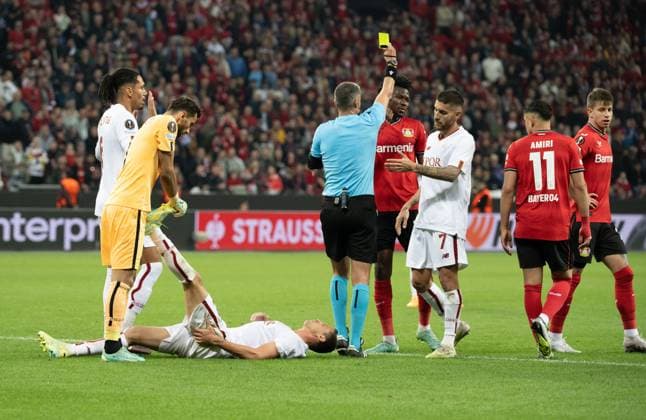 18 05 2023, xsltx, Football UEFA Europa League, Bayer 04 Leverkusen AS Rom emspor, v l Chris Smalling AS Rom , Rui Patricio AS Rom , Nemanja Matic AS Rom , Slavko VinÄiÄ‡ Referee shows yellow card to Edmond Tapsoba Bayer 04 Leverkusen, Lorenzo Pellegrini AS Roma , Nadiem Amiri Bayer 04 Leverkusen , Adam Hlozek Bayer 04 Leverkusen DFL DFB REGULATIONS PROHIBIT ANY USE OF PHOTOGRAPHS as IMAGE SEQUENCES and or QUASI VIDEO Leverkusen