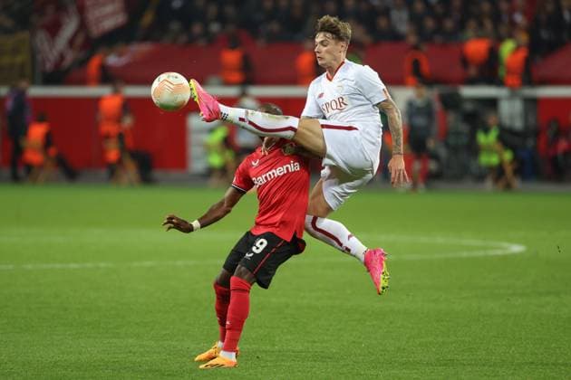 Europa League Bayer 04 Leverkusen AS Rome on 18 05 2023 at the BayArena in Leverkusen Moussa Diaby Leverkusen 19 vs Nicola Zalewski Roma 59 MH