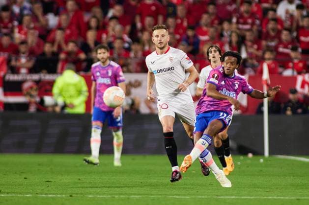 May 18, 2023, SEVILLA, SEVILLA, SPAIN: Juan Cuadrado of Juventus and Ivan Rakitic of Sevilla FC in action during the UEFA Europa League semi-final second leg match between Sevilla FC v Juventus at Estadio Ramon Sanchez Pizjuan on May 18, 2023 in Sevilla, Spain. SEVILLA SPAIN - ZUMAa181 20230518_zaa_a181_027 Copyright: xJoaquinxCorcherox