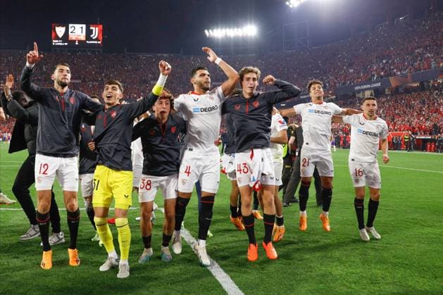 Mandatory Credit: Photo by Pressinphoto Shutterstock (13919470be) Sevilla FC players celebrating the victory at full time Sevilla FC V Juventus, UEFA Europa League, Semi-Finals, 2nd leg. Football, Ramon Sanchez Pizjuan Stadium, Sevilla, Spain - 18 May 2023 Editorial use only Sevilla FC V Juventus, UEFA Europa League, Semi-Finals, 2nd leg. Football, Ramon Sanchez Pizjuan Stadium, Sevilla, Spain - 18 May 2023 Editorial use only  Copyright: xPressinphoto Shutterstockx 13919470be