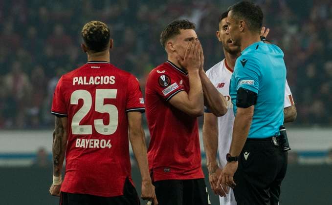 18 05 2023, GER, soccer, men, UEFA, soccer Europa League, semifinals, second leg, 2022 2023 season, TSV Bayer 04 Leverkusen AS Rome 0 0 Exequiel Palacios TSV Bayer 04 Leverkusen, li , Florian Wirtz TSV Bayer 04 Leverkusen, center is appalled by referees decision Leverkusen BayArena North Rhine Westphalia Germany.