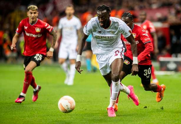 18 05 2023, GER, soccer, men, UEFA, soccer Europa League, semifinals, second leg, season 2022 2023, TSV Bayer 04 Leverkusen AS Roma 0 0 Tammy Abraham AS Roma, front against Jeremie Frimpong TSV Bayer 04 Leverkusen, re Leverkusen BayArena North Rhine Westphalia Germany.