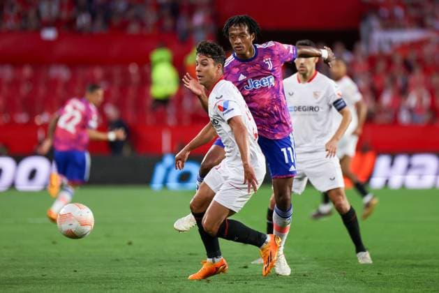 SEVILLE, SPAIN - MAY 18: Oliver Torres of Sevilla FC competes for the ball with Juan Cuadrado of Juventus during the UEFA Europa League semi-final second leg match between Sevilla FC and Juventus at Estadio Ramon Sanchez Pizjuan on May 18, 2023 in Seville, Spain SPO 