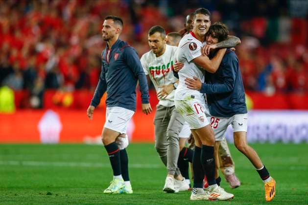 ESP: Sevilla FC-Juventus. UEFA Europa League Erik Lamela of Sevilla FC celebrates the victory at full time during the UEFA Europa League match, Semi-Finals, 2nd leg between Sevilla FC and Juventus played at Ramon Sanchez Pizjuan Stadium on May 18, 2023 in Sevilla, Spain. kpng Copyright: xAntonioxPozox xPRESSINPHOTOx AP_230518_127