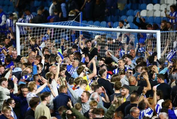 Sport Themen der Woche KW20 Mandatory Credit: Photo by Matt West Shutterstock (13914604be) Sheffield Wednesday fans on the pitch at the end of the game Sheffield Wednesday v Peterborough United, EFL Sky Bet League One, Play-Off Semi Final, Second Leg, Football, Hillsborough, Sheffield, UK - 18 May 2023 EDITORIAL USE ONLY No use with unauthorised audio, video, data, fixture lists, club league logos or live services. Online in-match use limited to 120 images, no video emulation. No use in betting, games or single club league player publications. Sheffield Wednesday v Peterborough United, EFL Sky Bet League One, Play-Off Semi Final, Second Leg, Football, Hillsborough, Sheffield, UK - 18 May 2023 EDITORIAL USE ONLY No use with unauthorised audio, video, data, fixture lists, club league logos or live services. Online in-match use limited to 120 images, no video emulation. No use in betting, games or single club league player publications.  Copyright: xMattxWest Shutterstockx 13914604be
