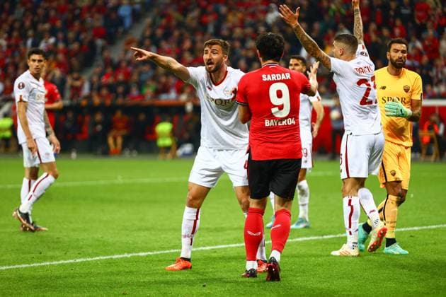 Bryan Cristante AS Roma and Roma players protest the decision of assistant referee TomaÅ¾ KlanÄnik, Bayer 04 Leverkusen vs AS Roma, football, European League, semifinal, second leg, 2022 2023 season, 18 05 2023 photo kolbert press Ant Palmer Leverkusen NRW Germany Copyright: xkolbert-press AntxPalmerx