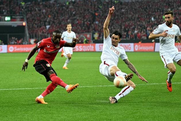 18 05 2023, xjhx, football UEFA Europa League, Bayer 04 Leverkusen AS Rom emspor, v l Moussa Diaby Bayer Leverkusen Leonardo Spinazzola AS Rom duel, action, battle for the ball UEFA REGULATES PROHIBIT ANY USE OF PHOTOGRAPHS AS IMAGE SEQUENCES AND OR QUASI VIDEO Leverkusen