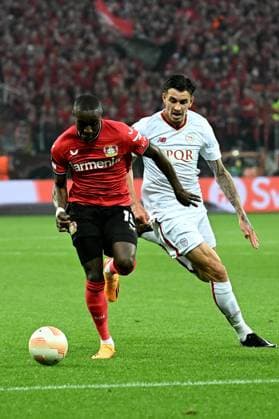 18 05 2023, xjhx, football UEFA Europa League, Bayer 04 Leverkusen AS Rom emspor, v l Moussa Diaby Bayer Leverkusen Leonardo Spinazzola AS Rom duel, action, battle for the ball UEFA REGULATES PROHIBIT ANY USE OF PHOTOGRAPHS AS IMAGE SEQUENCES AND OR QUASI VIDEO Leverkusen
