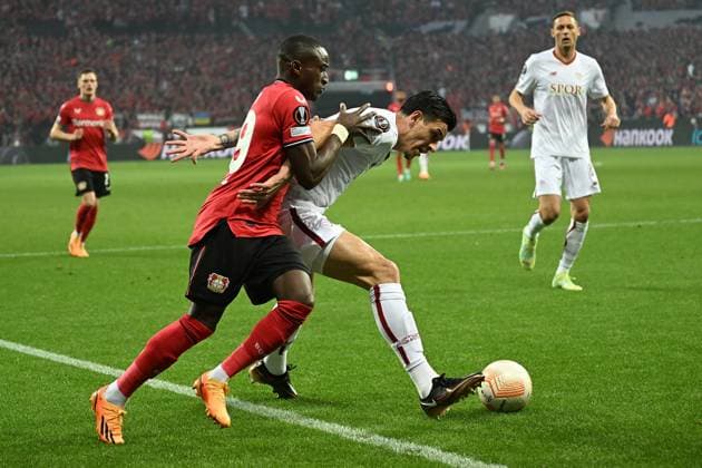 18 05 2023, xjhx, football UEFA Europa League, Bayer 04 Leverkusen AS Rom emspor, v l Moussa Diaby Bayer Leverkusen Leonardo Spinazzola AS Rom duel, action, battle for the ball UEFA REGULATES PROHIBIT ANY USE OF PHOTOGRAPHS AS IMAGE SEQUENCES AND OR QUASI VIDEO Leverkusen
