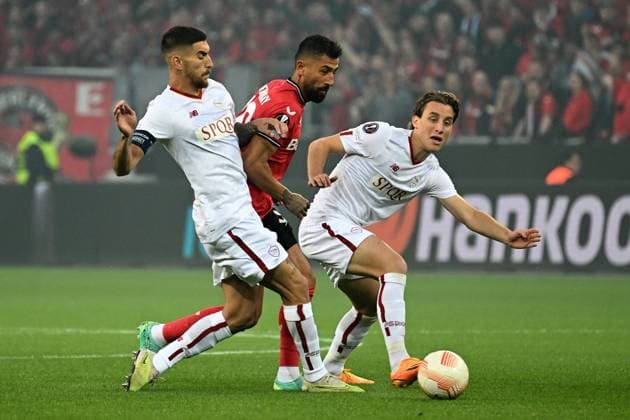 18 05 2023, xjhx, football UEFA Europa League, Bayer 04 Leverkusen AS Roma emspor, v l Lorenzo Pellegrini AS Roma Kerem Demirbay Bayer Leverkusen Edoardo Bove AS Roma duel, action, battle for the ball UEFA REGULATIONS PROHIBIT ANY USE OF PHOTOGRAPHS AS IMAGE SEQUENCES AND OR QUASI VIDEO Leverkusen