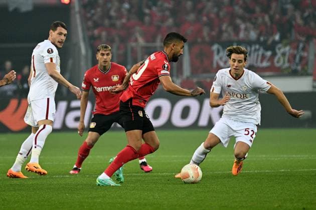 18 05 2023, xjhx, football UEFA Europa League, Bayer 04 Leverkusen AS Rom emspor, v l Kerem Demirbay Bayer Leverkusen Edoardo Bove AS Rom duel, action, battle for the ball UEFA REGULATES PROHIBIT ANY USE OF PHOTOGRAPHS AS IMAGE SEQUENCES AND OR QUASI VIDEO Leverkusen