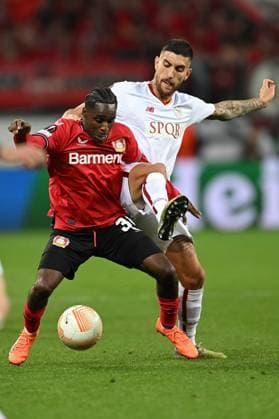 18 05 2023, xjhx, football UEFA Europa League, Bayer 04 Leverkusen AS Rom emspor, v l Jeremie Frimpong Bayer Leverkusen Lorenzo Pellegrini AS Rom duel, action, battle for the ball UEFA REGULATES PROHIBIT ANY USE OF PHOTOGRAPHS AS IMAGE SEQUENCES AND OR QUASI VIDEO Leverkusen