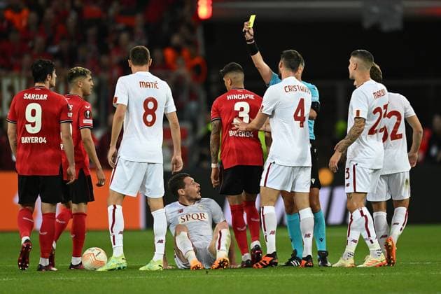 18 05 2023, xjhx, football UEFA Europa League, Bayer 04 Leverkusen AS Rome emspor, v l referee Referee Slavko Vincic SVN shows Piero Hincapie Bayer Leverkusen the yellow card UEFA REGULATIONS PROHIBIT ANY USE OF PHOTOGRAPHS as IMAGE SEQUENCES and or QUASI VIDEO Leverkusen