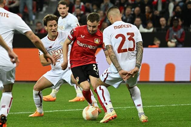 18 05 2023, xjhx, football UEFA Europa League, Bayer 04 Leverkusen AS Rom emspor, v l Florian Wirtz Bayer Leverkusen Gianluca Mancini AS Rom duel, action, battle for the ball UEFA REGULATES PROHIBIT ANY USE OF PHOTOGRAPHS AS IMAGE SEQUENCES AND OR QUASI VIDEO Leverkusen