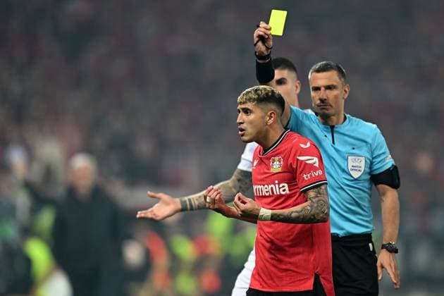 18 05 2023, xjhx, football UEFA Europa League, Bayer 04 Leverkusen AS Rome emspor, v l referee Referee Slavko Vincic SVN shows Exequiel Palacios Bayer Leverkusen the yellow card UEFA REGULATES PROHIBIT ANY USE OF PHOTOGRAPHS as IMAGE SEQUENCES and or QUASI VIDEO Leverkusen