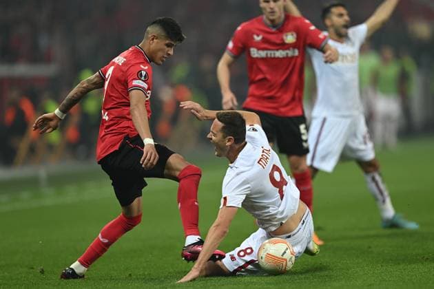 18 05 2023, xjhx, football UEFA Europa League, Bayer 04 Leverkusen AS Rom emspor, v l Piero Hincapie Bayer Leverkusen Nemanja Matic AS Rom duel, action, battle for the ball UEFA REGULATES PROHIBIT ANY USE OF PHOTOGRAPHS AS IMAGE SEQUENCES AND OR QUASI VIDEO Leverkusen