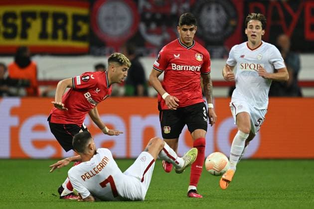 18 05 2023, xjhx, football UEFA Europa League, Bayer 04 Leverkusen AS Rom emspor, v l Exequiel Palacios Bayer Leverkusen Lorenzo Pellegrini AS Rom Roger Ibanez AS Rom duel, action, battle for the ball UEFA REGULATIONS PROHIBIT ANY USE OF PHOTOGRAPHS AS IMAGE SEQUENCES AND OR QUASI VIDEO Leverkusen